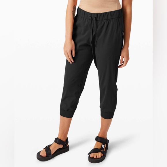 Lululemon’s On The Fly Jogger - Black - Picture 1 of 4